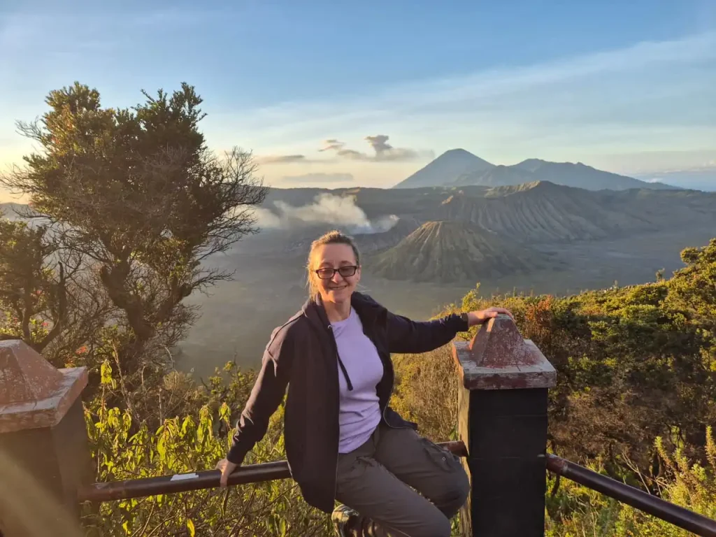 View sunrise Bromo dari Penanjakan dengan panorama Gunung Batok dan lautan pasir berkabut