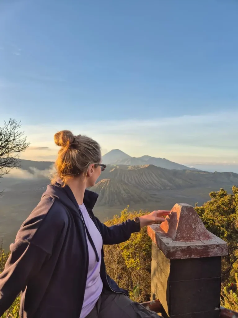 Jeep sunrise Bromo melintasi lautan pasir menuju spot Penanjakan di pagi hari