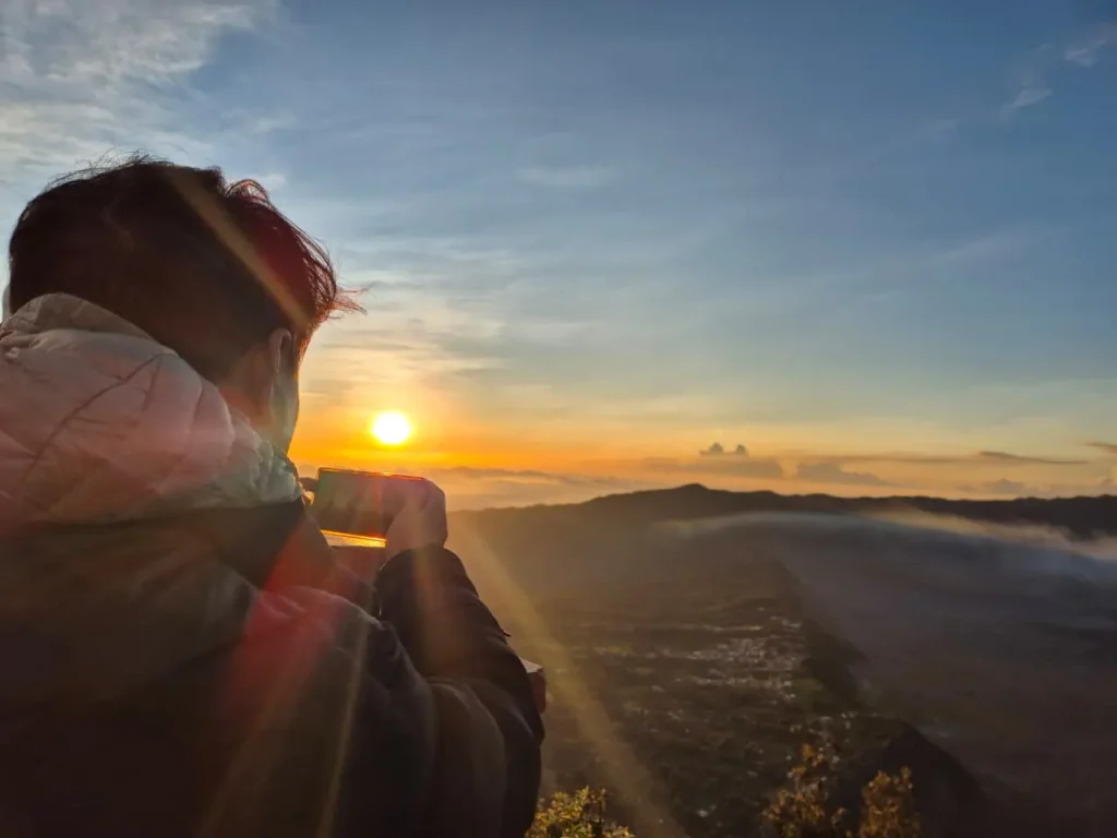 Golden sunrise Bromo dari Penanjakan dengan view Gunung Batok dan lautan pasir di pagi hari