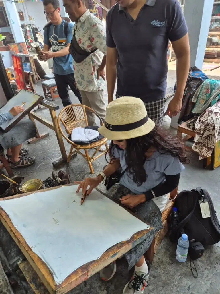 Suasana galeri Batik Seno Yogyakarta dengan koleksi motif batik Seno bernuansa lukisan kontemporer