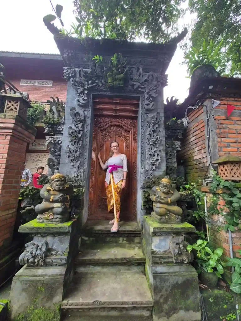 Tamu mengenakan baju adat Bali di Bulian Homestay Bali sebelum mengikuti kegiatan ke pura desa