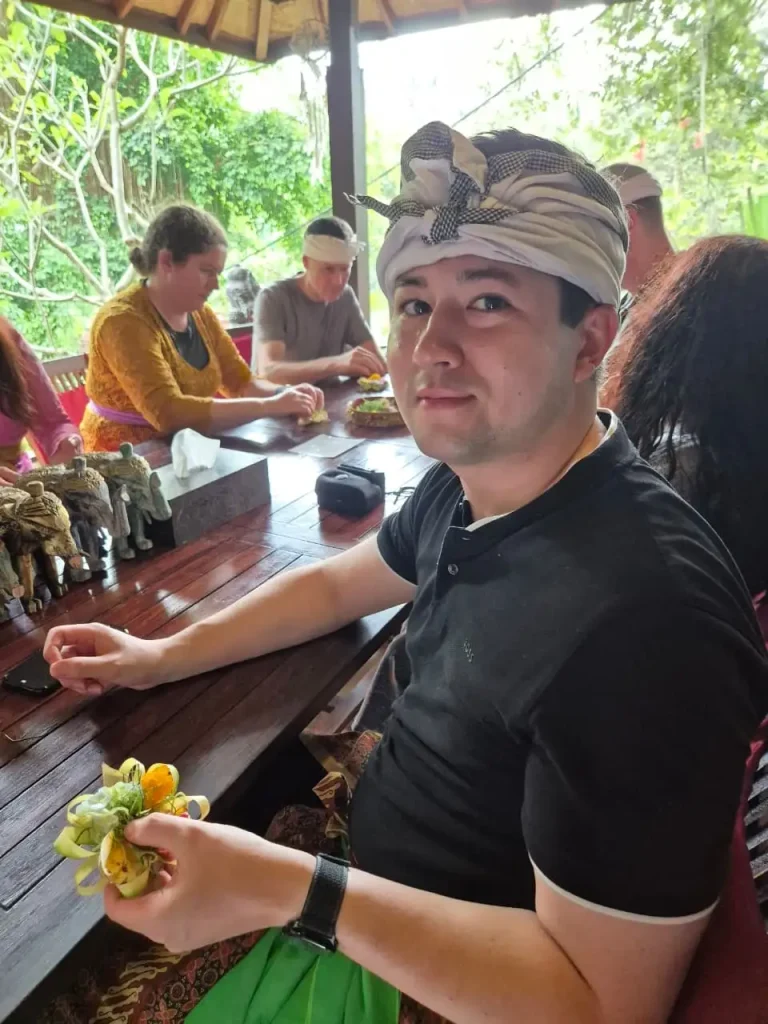 Tamu memakai baju adat Bali di Bulian Homestay Bali sebelum menuju pura desa