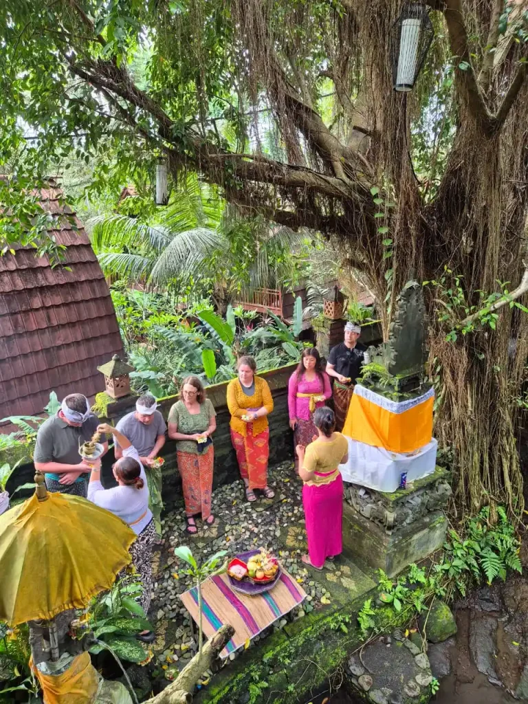 Prosesi melukat di Bulian Homestay Bali dengan air suci dan suasana desa yang tenang