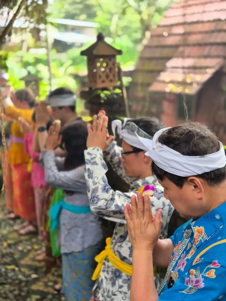 Standing meditation saat prosesi melukat di Bulian Homestay Bali dengan suasana desa yang hening