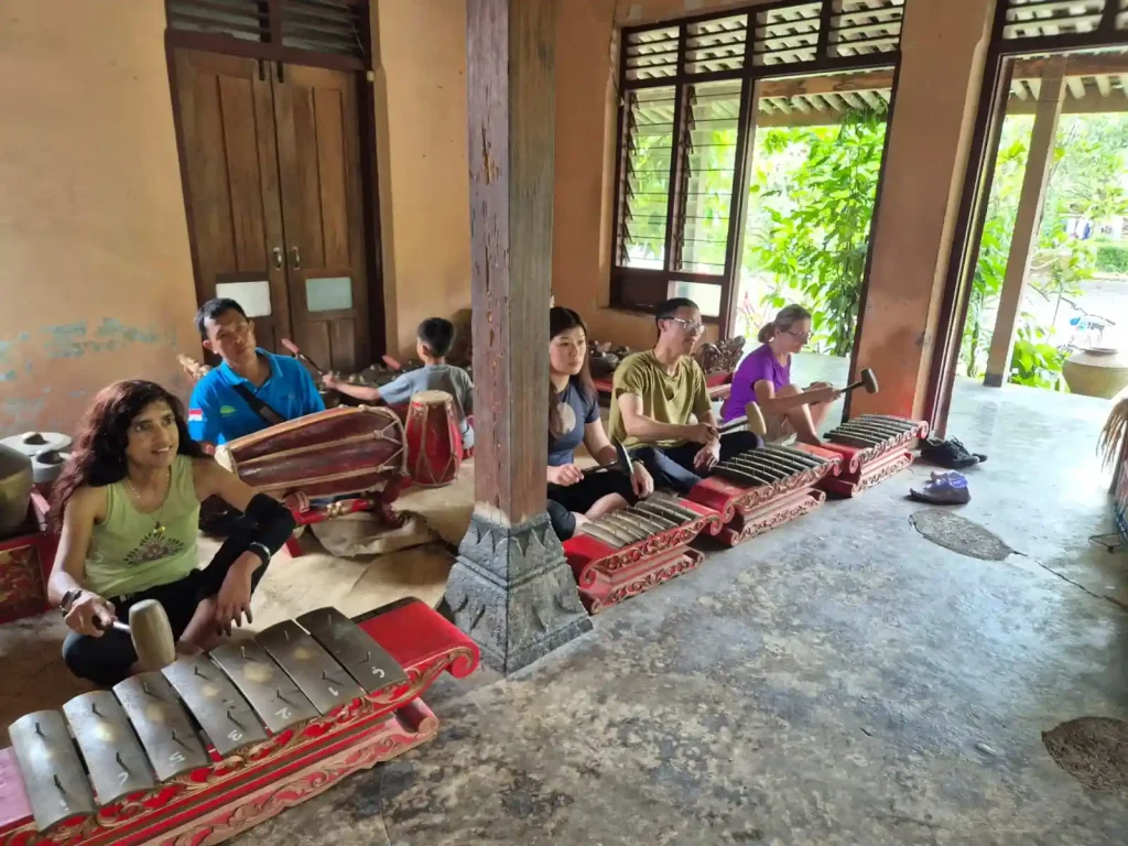 Suasana praktik gamelan bersama warga di Desa Wisata Candirejo Borobudur