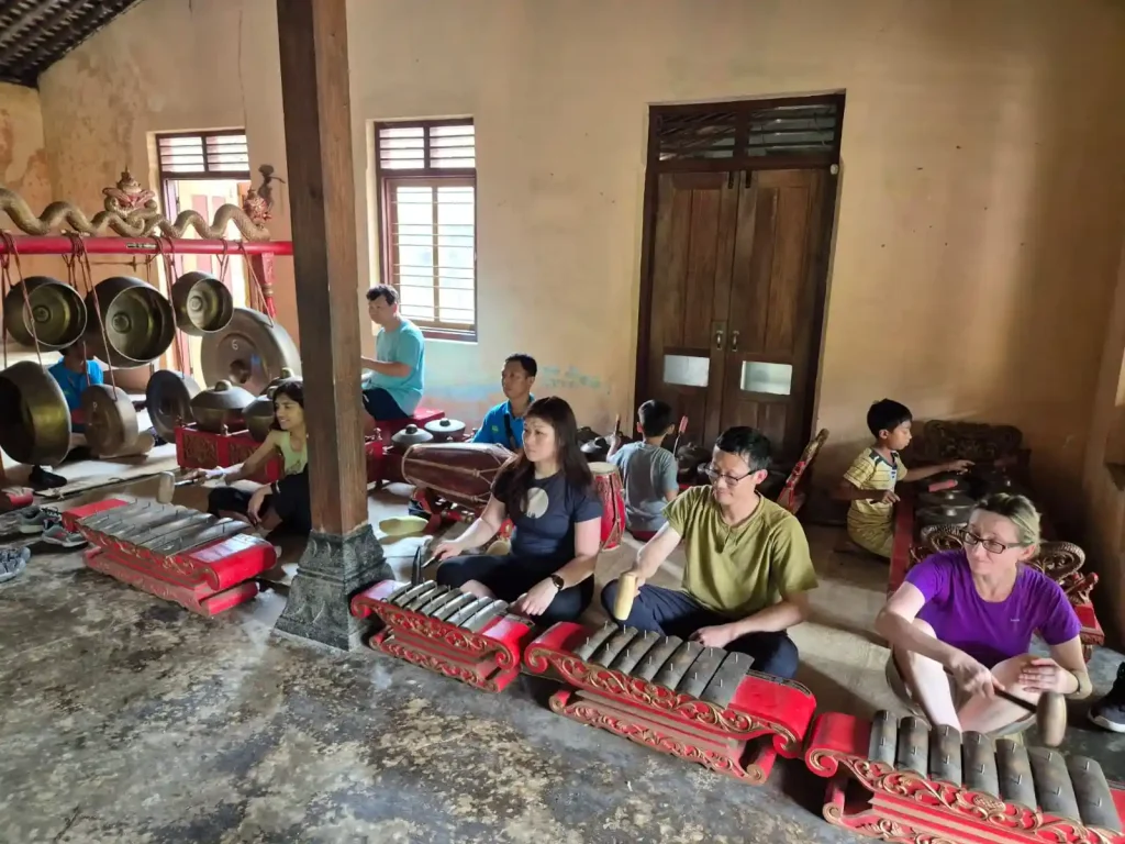 Wisatawan belajar gamelan tradisional di Desa Wisata Candirejo Magelang