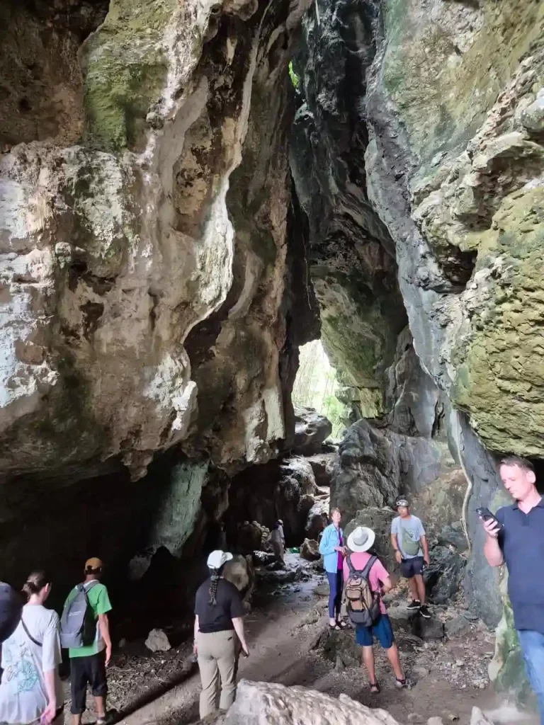 goa batu cermin bajo