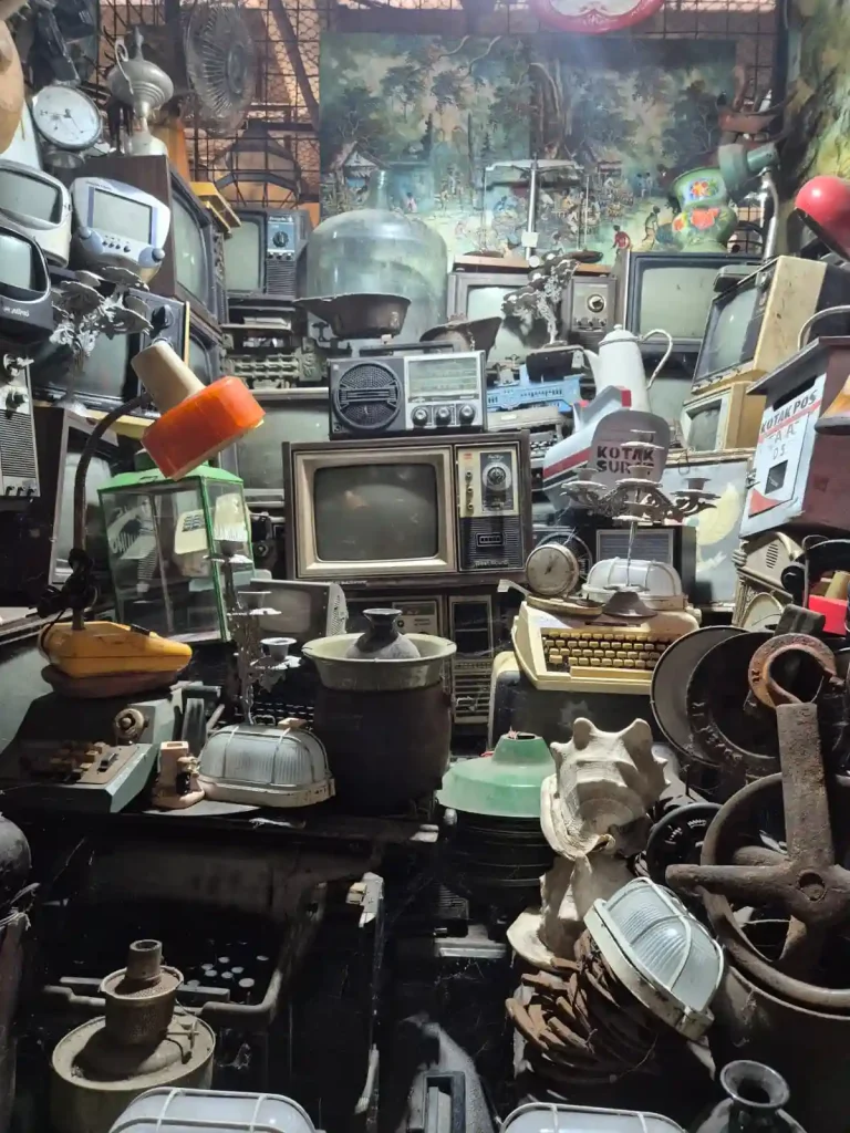 Tumpukan barang antik unik dan koleksi benda seni vintage di Pasar Triwindu Solo