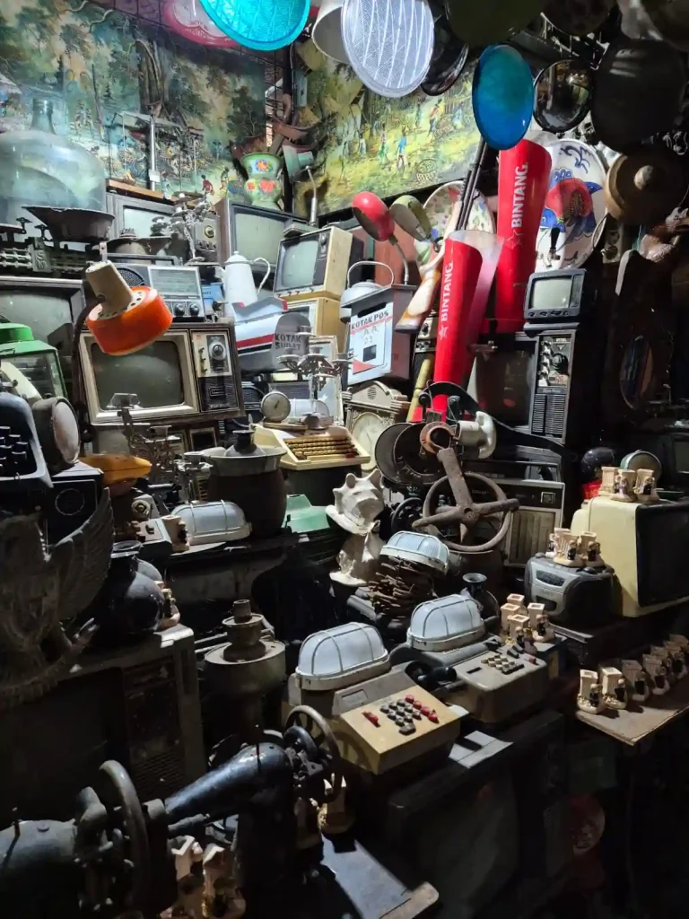 Koleksi barang elektronik antik seperti radio jadul, gramofon, dan perangkat retro di lorong Pasar Triwindu Solo