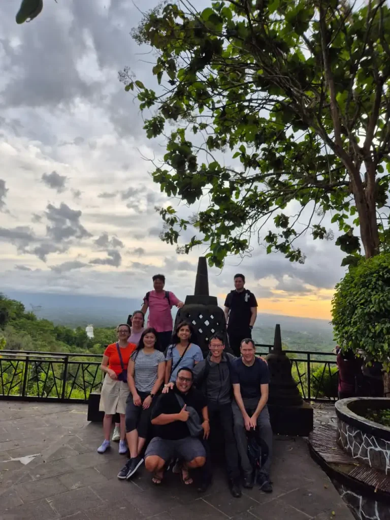 Pemandangan sunrise dramatis di Punthuk Setumbu dengan latar siluet Borobudur dan kabut pagi