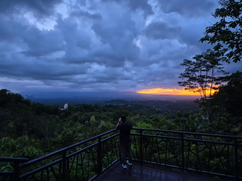 Menunggu sunrise punthuk setumbu