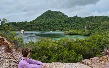 view pulau dari strawberry rock labuan bajo