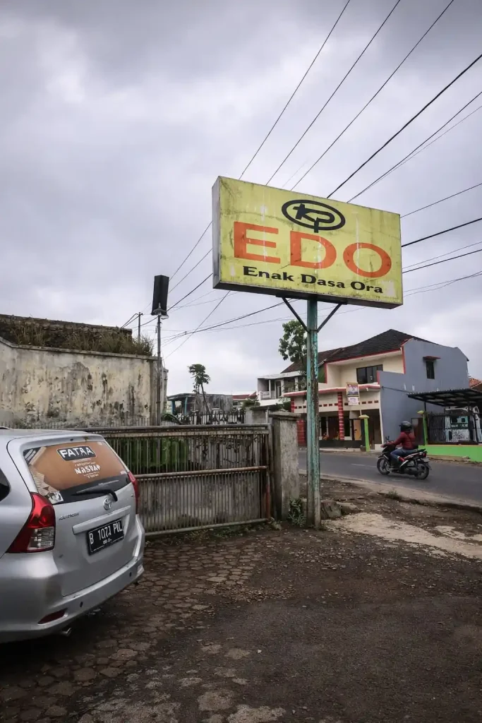 Lokasi cafe edo pinggir jalan