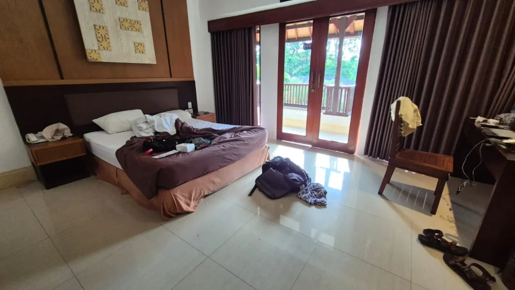 Kamar tidur nyaman dengan desain interior tradisional Bali di Champlung Sari Hotel Villa & Spa Ubud.