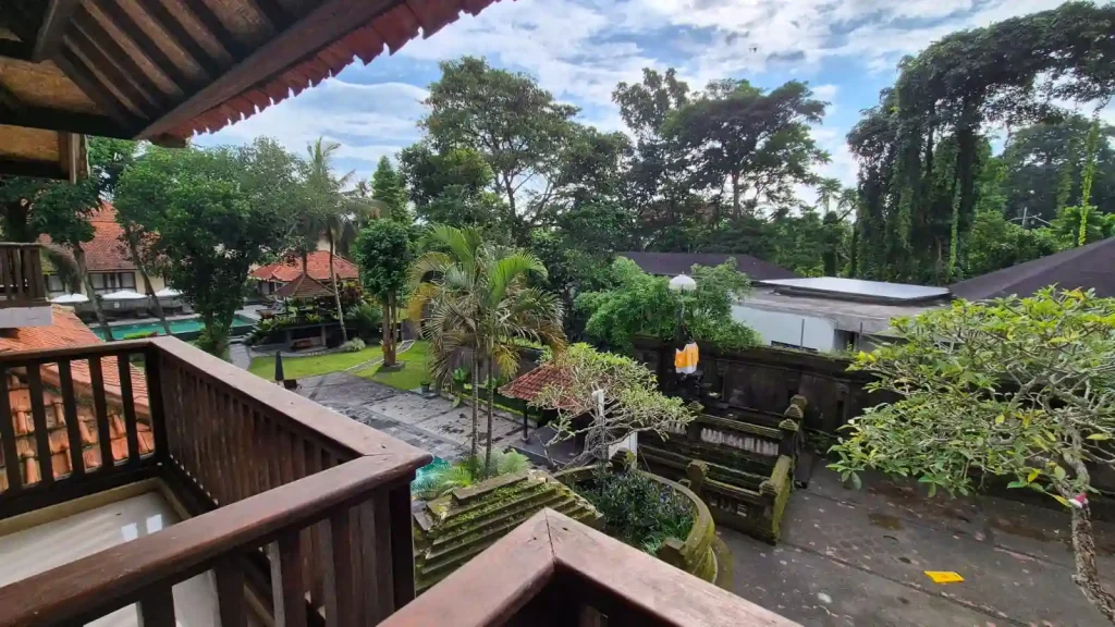 Balkon pribadi di Champlung Sari Hotel Villa & Spa Ubud dengan pemandangan hutan tropis yang asri.
