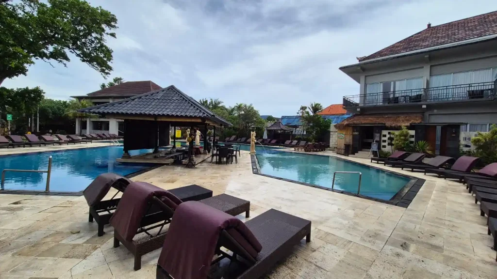 fasilitas kolam puri saron seminyak hotel