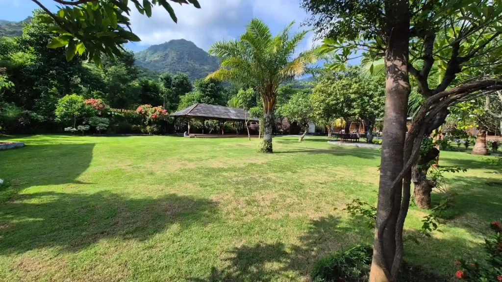 suasana yang tenang di rich farmer eco house and wellness