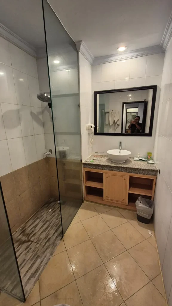Toilet hotel puri saron seminyak
