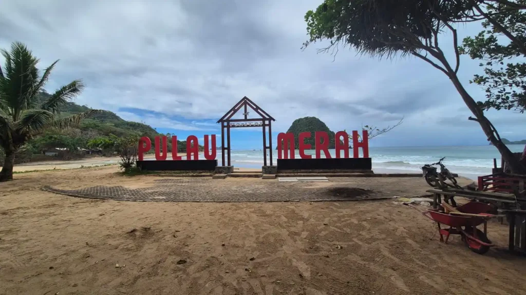 pantai pulau merah banyuwangi jawa timur