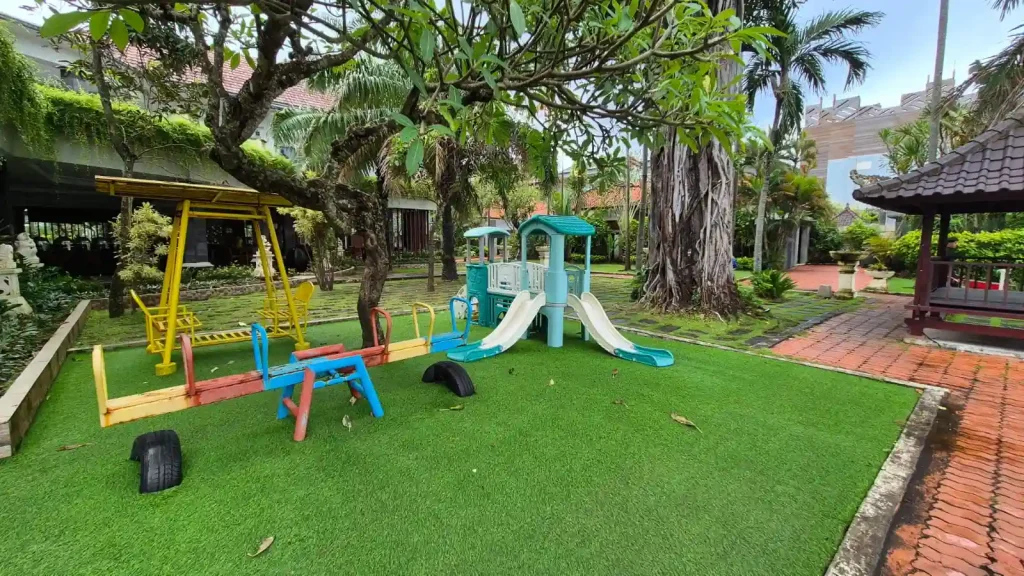 Fasilitas bermain anak di puri saron seminyak bali