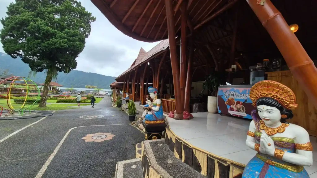 Restoran di Pura Begulu Bali