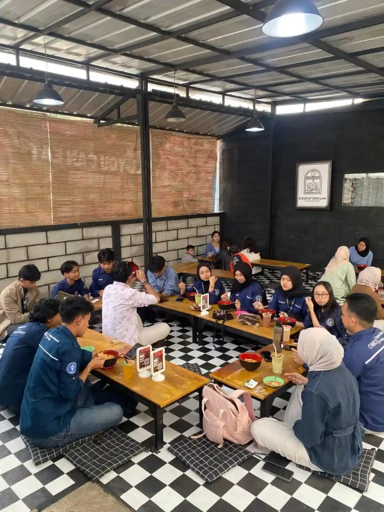 asiknya suasana di seblak kedai bungsu cimacan