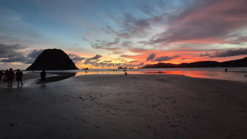 pantai pulau merah banyuwangi memiliki keunikan