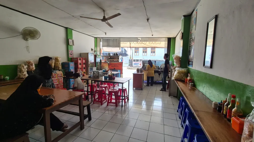 Suasana di bakso kmr garut