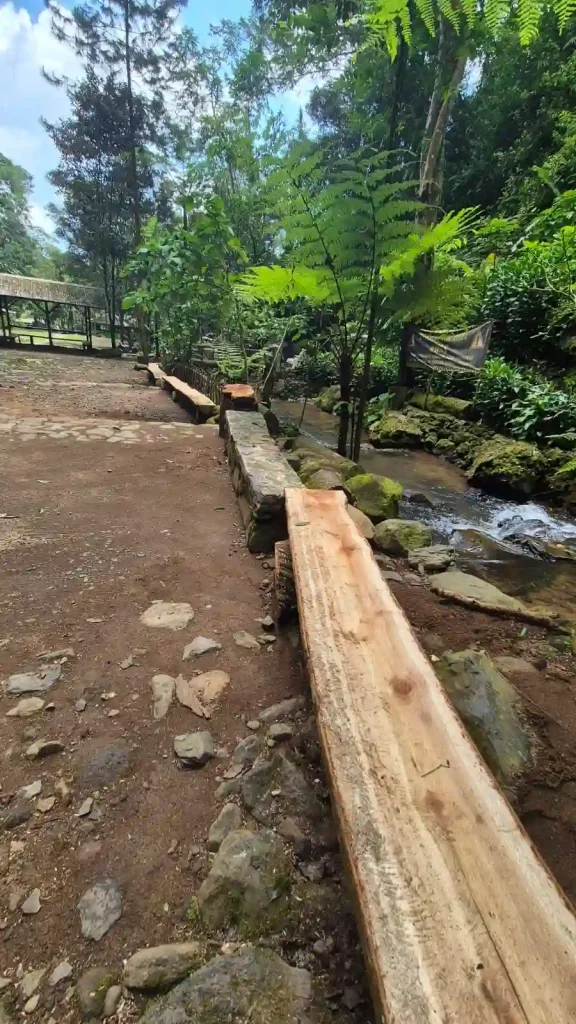 Tempat duduk dekat curug