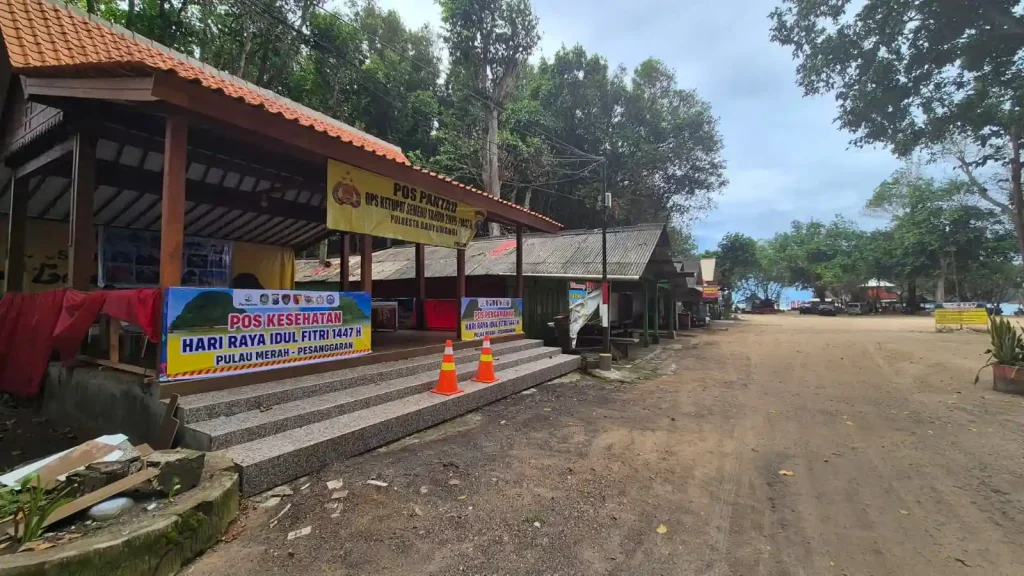 rumah makan dekat pantai pulau merah banyuwangi