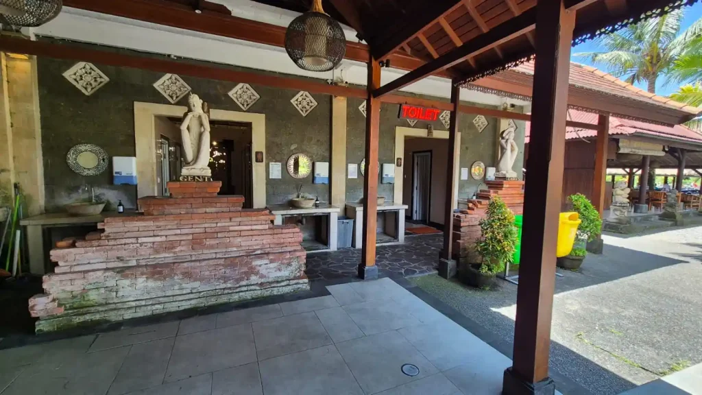 Toilet di bebek joni ubud bali