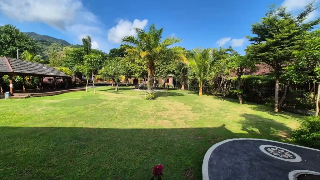 halaman luas di rich farmer eco house and wellness