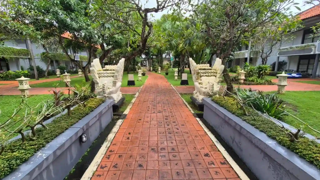halaman belakang hotel puri saron seminyak bali