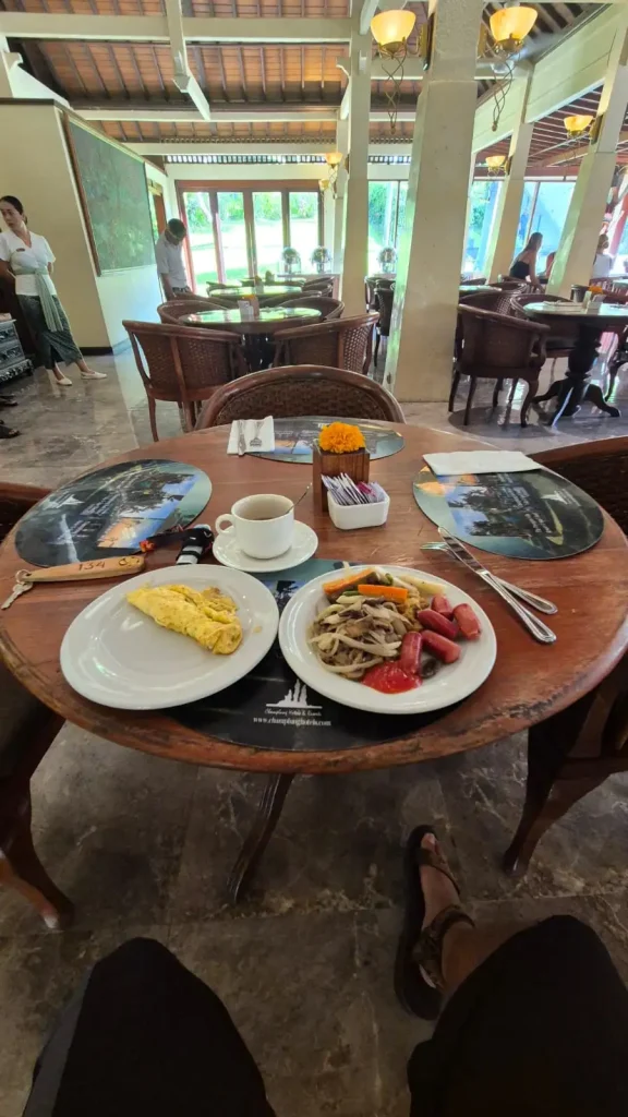 Area restoran sarapan di Champlung Sari Hotel Villa & Spa Ubud dengan pemandangan taman tropis yang asri.