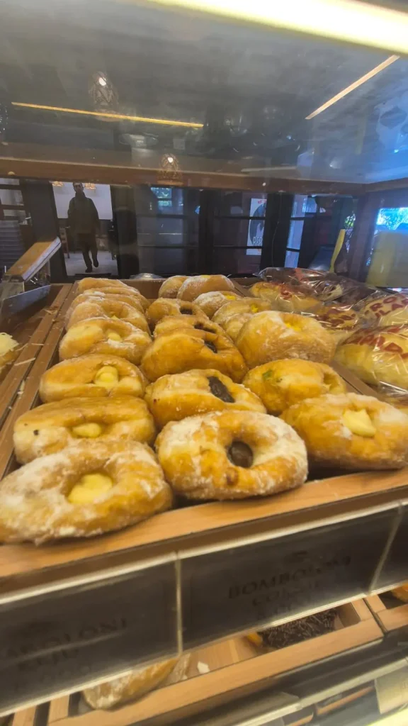 Berbagai snack tersedia di gulapadi garut