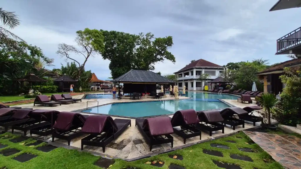 Kolam renang hotel puri saron seminyak