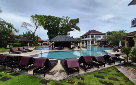 Kolam renang hotel puri saron seminyak