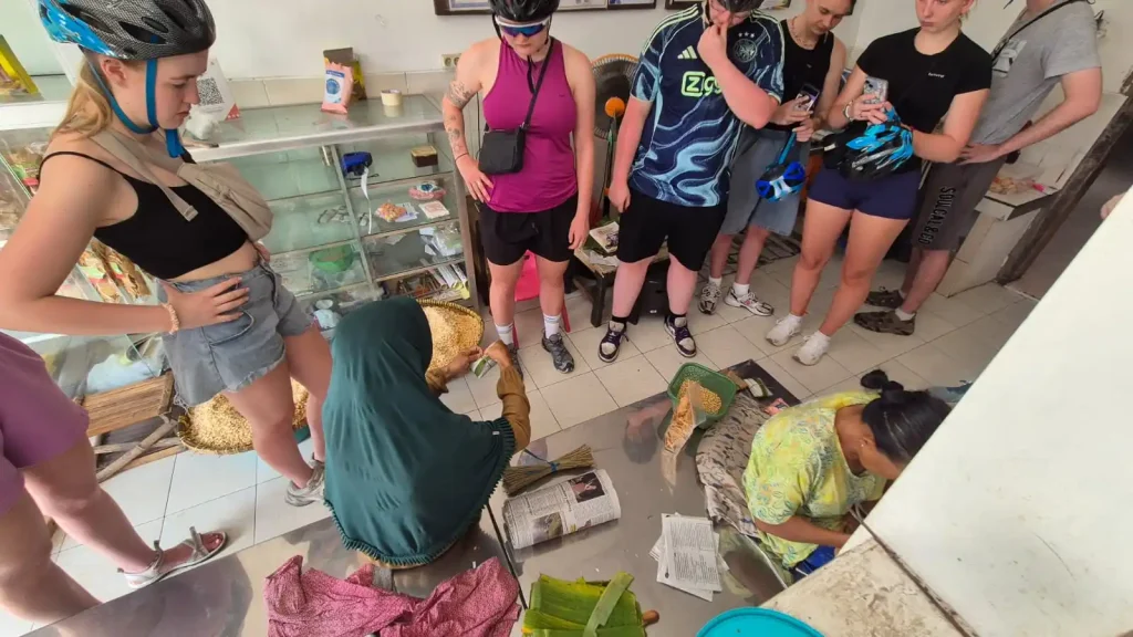 Melihat pabrik tempe