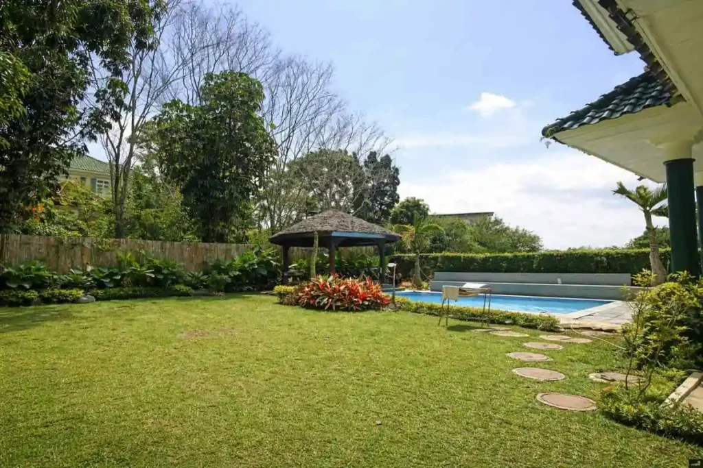 Halaman belakang villa hasha 1