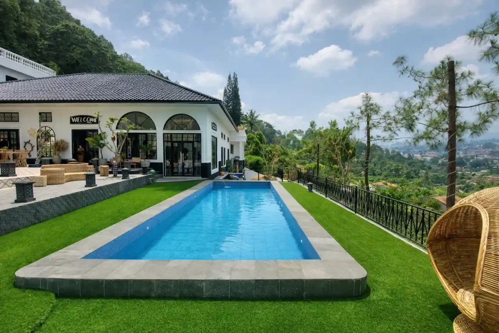 kolam renang pribadi Villa Malini 11